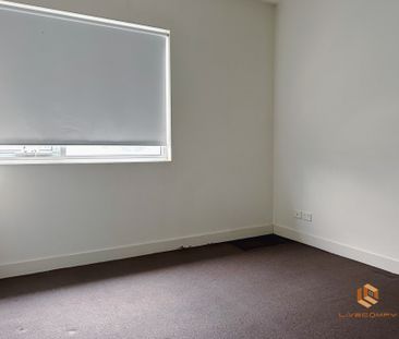 Carlton - Photo 1