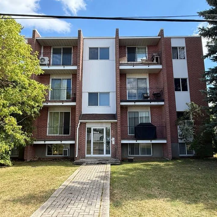 🏡 À LOUER – Grand 4½ à St-Constant 📍 Rue Lanctot | Disponible 1er août 💰 1 395 $ / mois - Photo 1