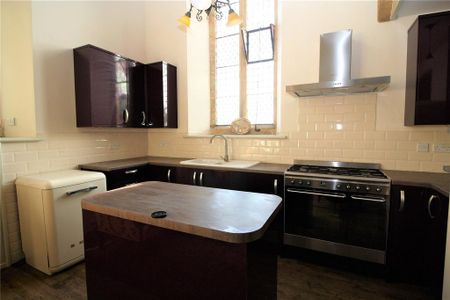 2 bedroom semi-detached house to rent - Photo 5