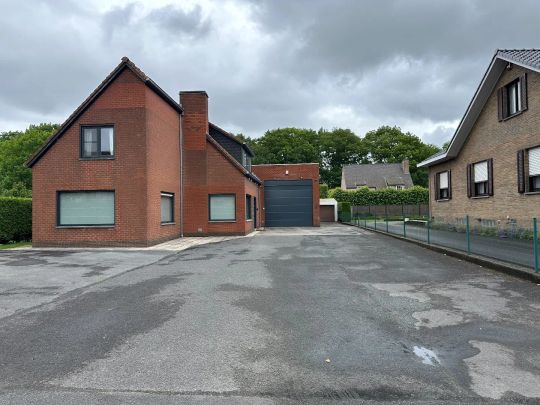 Ruime woning veel parking en grote tuin te Wielsbeke - Foto 1