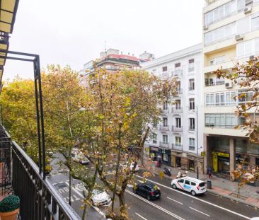Room in a shared 4-bedroom apartment for rent in Almagro, perfect for students. - Photo 2