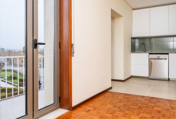 2+1 Bedroom Apartment in Canidelo (Remodeled)