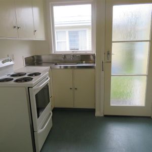 Sunny.Central and Tidy bedsit! - Photo 2
