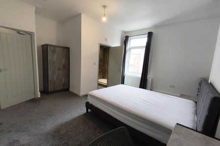 1 bedroom in a house share to rent - Photo 2