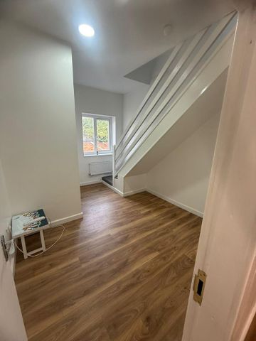 1 bedroom in a flat share to rent - Photo 2
