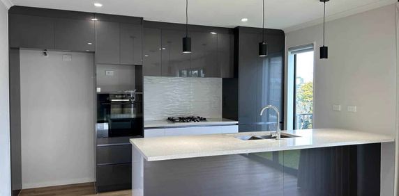 4 bedroom and 2.5 bathroom Townhouse in Hillsb... - Photo 2