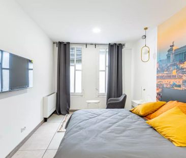 Room in a shared 18-bedroom apartment for rent in Sol. - Photo 5