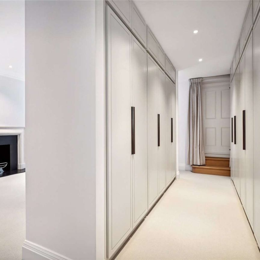 An impressive brand newly refurbished duplex apartment offering high ceilings with private entrance. - Photo 1