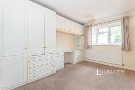 3 bedroom house to rent Durfold Drive, Reigate, RH2 - Photo 5