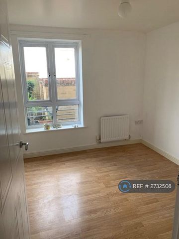 3 bedroom flat to rent - Photo 5