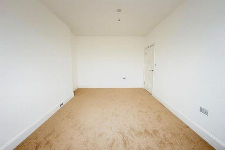 4 bedroom semi-detached house to rent - Photo 5