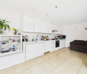 4 bedroom House in Easthampstead Road, Berkshire - Photo 4