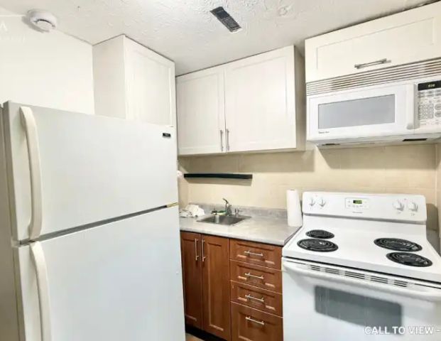 2-22 Masseygrove Crescent, Etobicoke, Ontario M9V 3C9 | 22 Masseygrove Crescent, Toronto - Photo 1