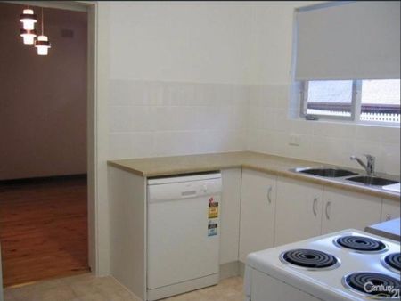 Spacious & Secure Family Home with Gardening Included - Photo 4