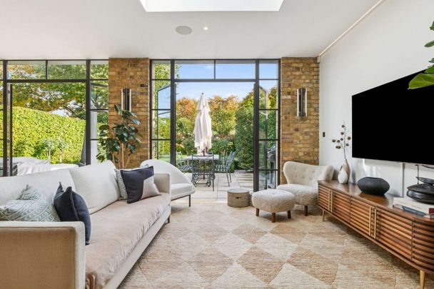 A stylishly designed five bedroom family home - Photo 1