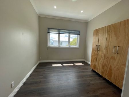 Fully Renovated 3BR House with - Deck & St Parking - Photo 4