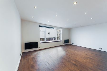 2 Bedroom Flat, Brewer Street, London, Greater London, Soho, W1F - Photo 2