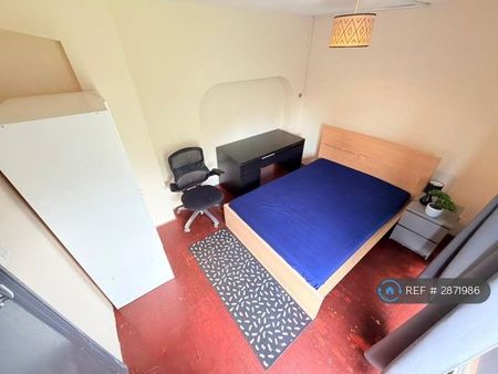 1 bedroom in a house share to rent - Photo 2