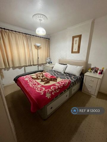 3 bedroom terraced house to rent - Photo 4