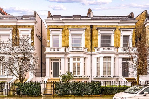 This is a charming three bedroom family house, with a large patio garden, situated in a popular part of Chelsea. It is near to the amenities of the Kings Road and the Fulham Road. - Photo 1