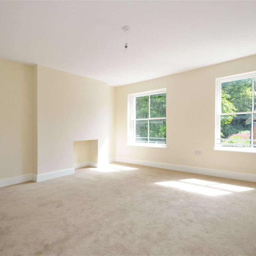 An attractive cottage, that has been renovated throughout and located in the heart of Rickmansworth. Available from 19th December and offered unfurnished. - Photo 1