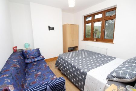 1 bedroom in a house share to rent - Photo 4