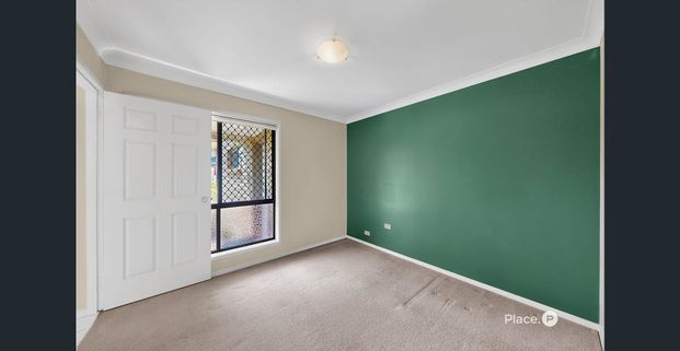 $900 Includes Pool Maintenance. Generous 5-Bedroom Home with Pool in Prime Sunnybank Hills Location - Photo 1