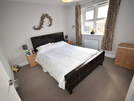 Semi-detached house to rent on - Photo 4