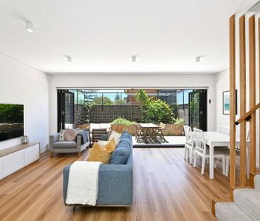 Boutique Family Sized Townhome With A Rooftop Retreat, Walk To Park... - Photo 1