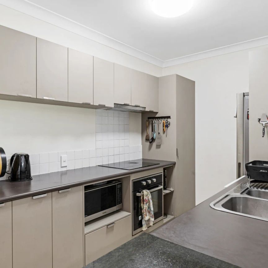 3 level townhouse with city views - Photo 1