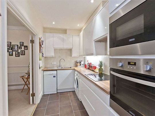 A spacious luxury one bedroom apartment in a well regarded private gated development with off-street parking. - Photo 1