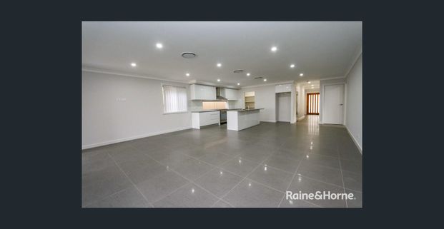 Family Home in Kelso- Available 4/3/26 !!! - Photo 1