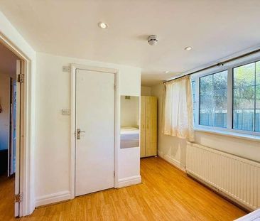 Finchley Road, London, NW11 - Photo 4