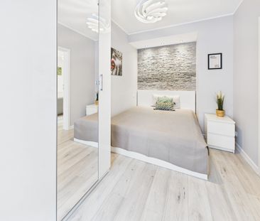 2 pokoje, balkon i garaż – komfort i styl w jednym - Photo 1