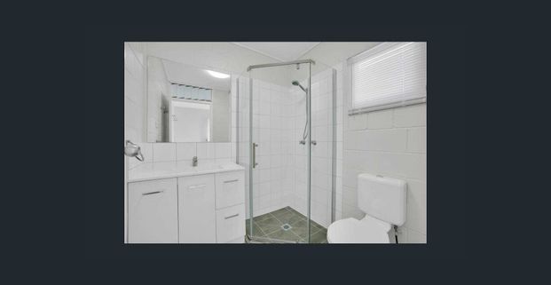 Spacious 2-Bed Home close to school and shops - Photo 1