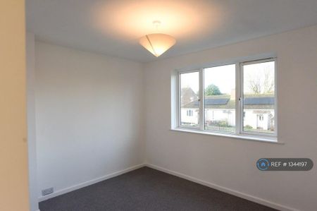 4 bedroom semi-detached house to rent - Photo 4