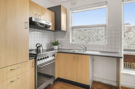 Leafy Retreat Nestled Between Albert Park Lake and Chapel Street - Photo 4