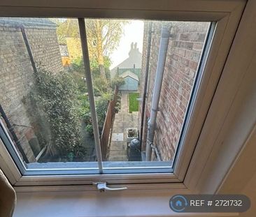 1 bedroom in a house share to rent - Photo 2