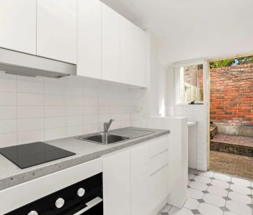 Newly refurbished charming one-bedroom terrace awaits! - Photo 3