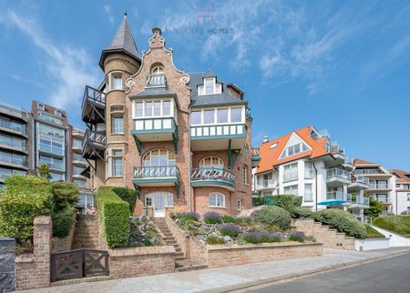 Luxueus gemeubeld en gestoffeerde duplex in een prachtig gerenoveerde, historische villaresidentie in Duinbergen, met prachtige uitzichten op het groen. - Photo 5