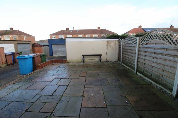 3 bedroom end of terrace house to rent - Photo 1