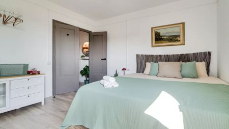 Room in a shared 8-bedroom apartment for rent in La Prosperitat, perfect for professionals and students. - Photo 3