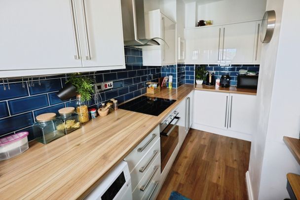 2 bedroom Flat To Let - Photo 1