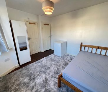 Room in a Shared House, Kenley Road, SW19 - Photo 3