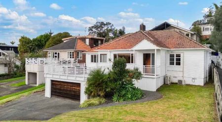 Character & Charm in Double Grammar Zone – Rent reduction - Photo 2