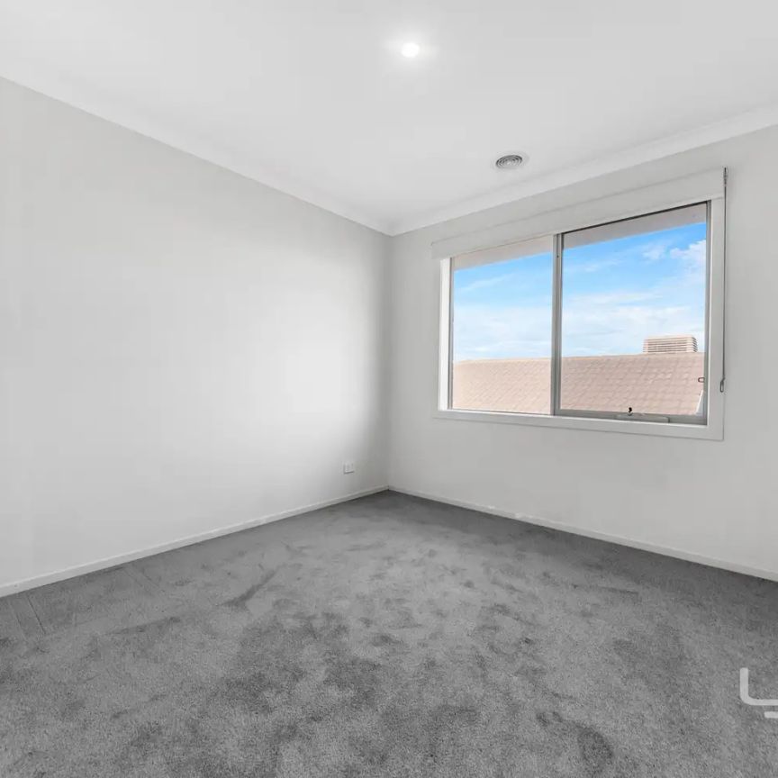 “Stylish Double-Storey Home Offering Space, Comfort & Coastal Lifestyle !!” - Photo 1