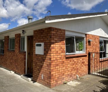 Three bedroom home in Hamilton East - Photo 3