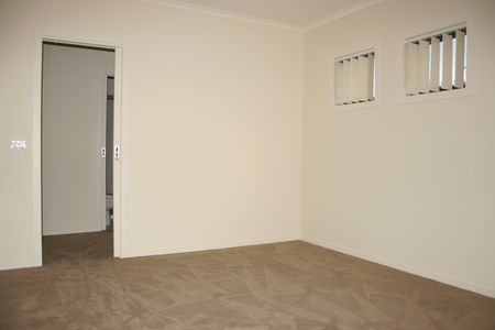 10 MINUTE WALK TO KANANOOK STATION & 4 STREETS FROM THE BEACH - Photo 4