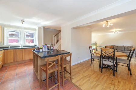 3 bedroom house in London - Photo 5