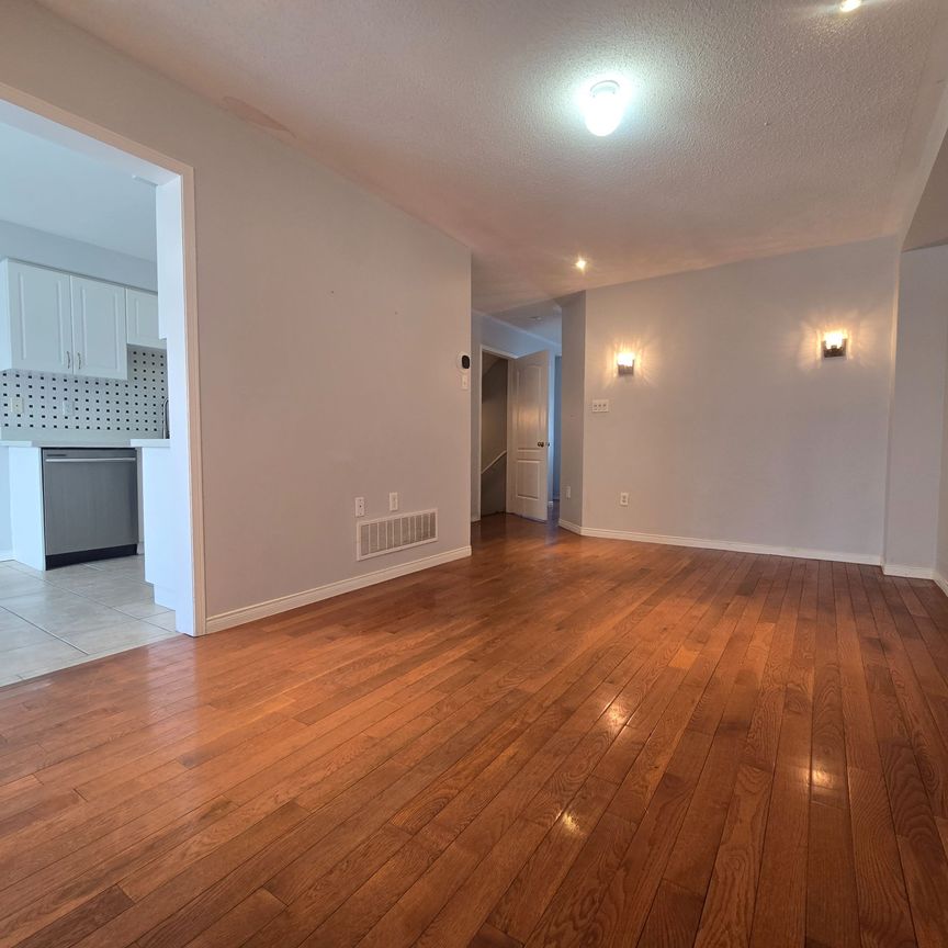 For Lease - 137 Hartford Crescent, Newmarket, Ontario - Photo 1